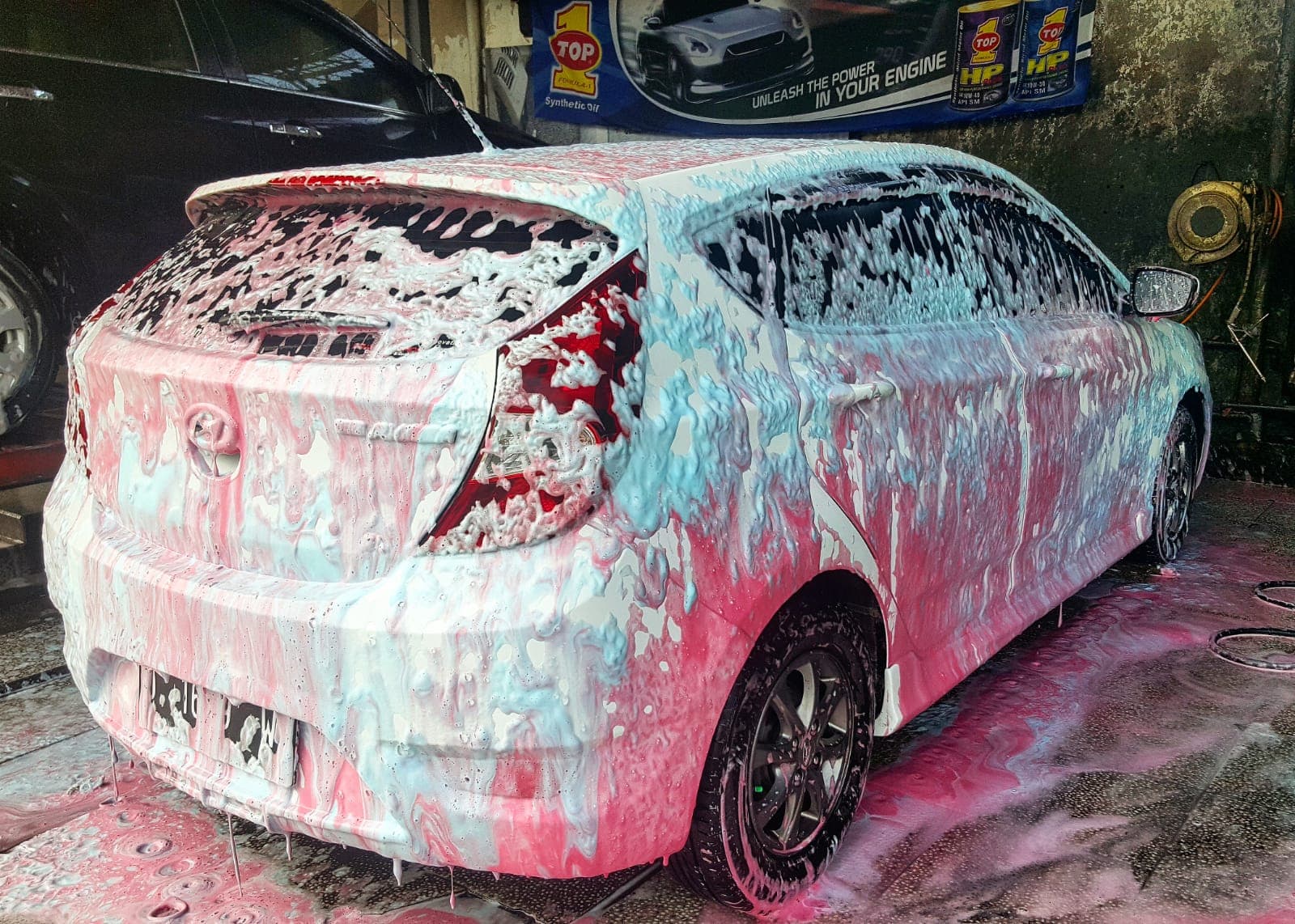Mobil dicuci dengan snow foam