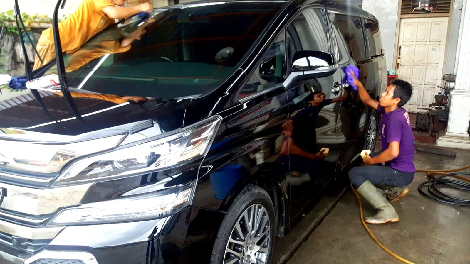Teknisi memoles bodi mobil hitam